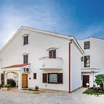 아파트 Awesome In Krk With Swimming Pool *