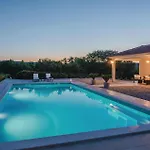 아파트 Awesome In Krk With Swimming Pool