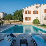 아파트 Awesome In Krk With Swimming Pool